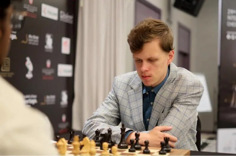 девять шахматистов