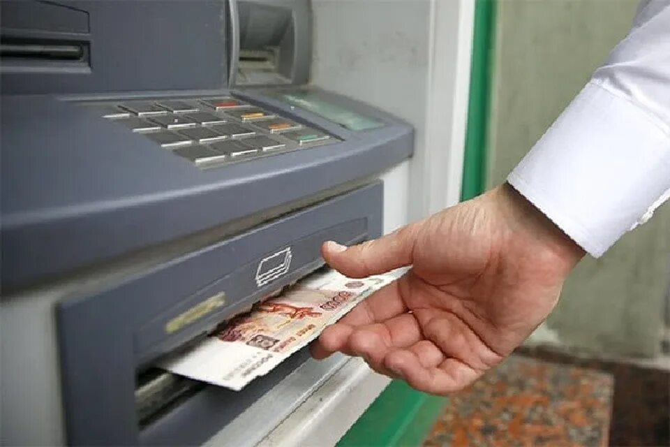 Выдача наличных. Выдача денег в банкомате. снятие денег в банкомате. банкомат выдача наличных. деньги из банкомата.