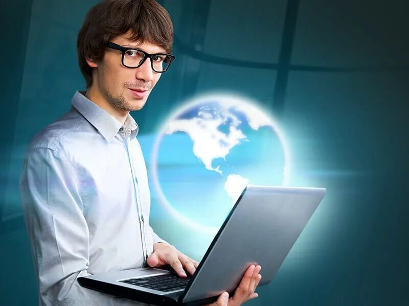 Молодой человек в офисе за компьютером. Человек за компьютером. Женщина с ноутбуком. Администратор студент. Деловой мужчина.