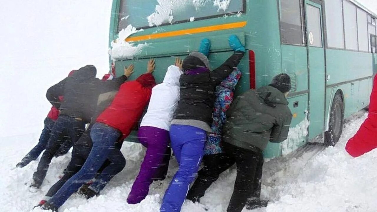 Толкают автобус. Люди толкают автобус. Толкают автобус зимой. Пассажиры толкают автобус. Группа туристов 1 час ехала на автобусе