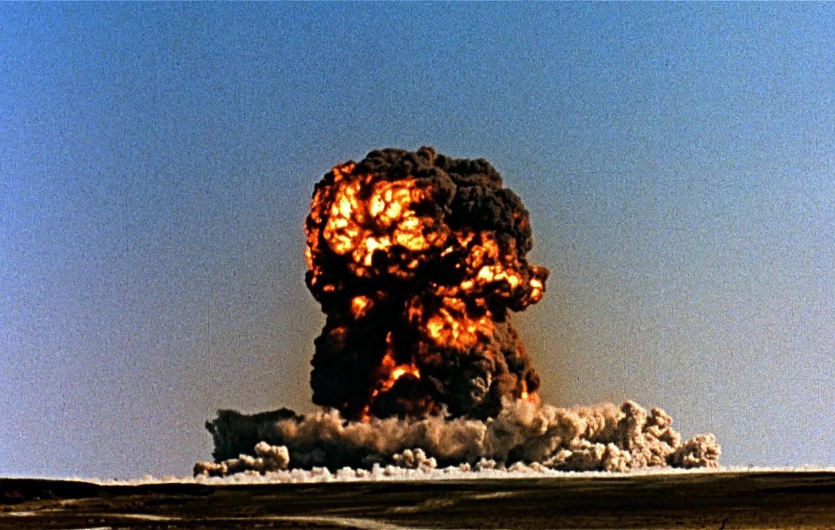 Ядерный взрыв. Взрыв ядерного оружия. Испытания ядерного оружия. Испытание ядерной бомбы. Действие нейтронной бомбы