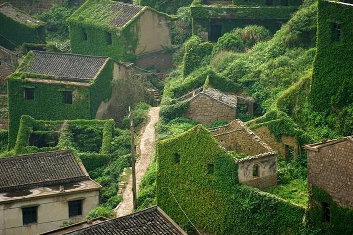 Abandoned village. Заброшенная деревня остров Шенгси. Рыбацкая деревня в Китае Шенгси. Архипелаг Шенгси Китай заброшенная Рыбацкая деревня. Заброшенная китайская деревня Хутуван.