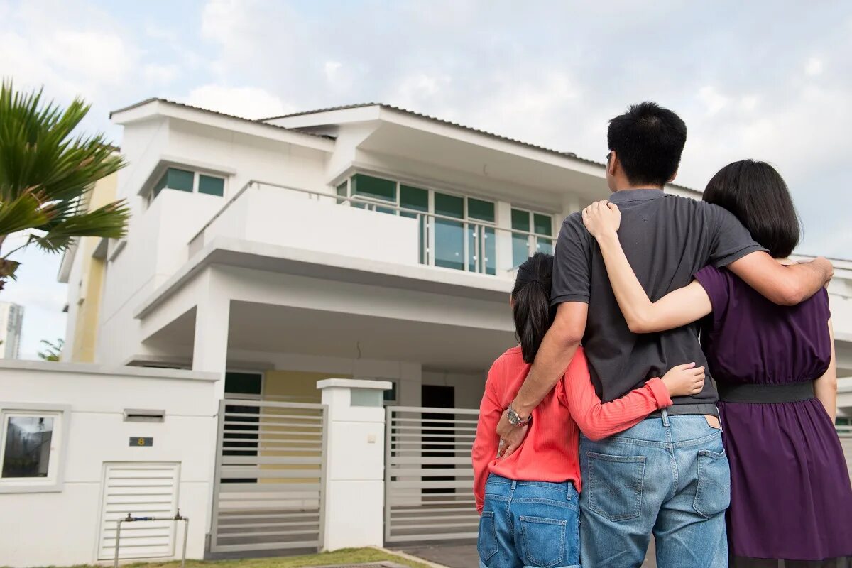 They bought a new house. Семья, дом. Семья на фоне дома. Счастливая семья в доме. Муж дом с детьми.