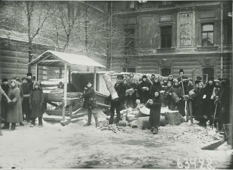 Санкт петербург 1921 год. Петроград 1921. Зима в Петрограде 1921. Субботник 1920. Субботник 1919.