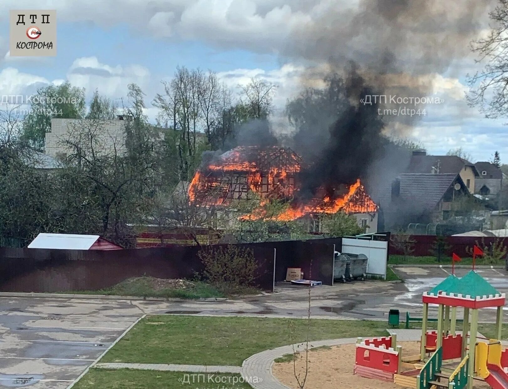 Из-за чего начался пожар отеля кострома заволжье. Пожар за волгой сейчас. Пожар за волгой сейчас. Пожар в ярославле сейчас 1 час. Горящий дом.