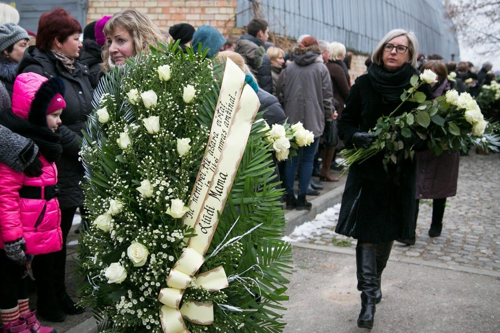 На похороны можно брать. Цветы на похороны. Букет на похороны. Траурный венок. Букет роз на похороны.