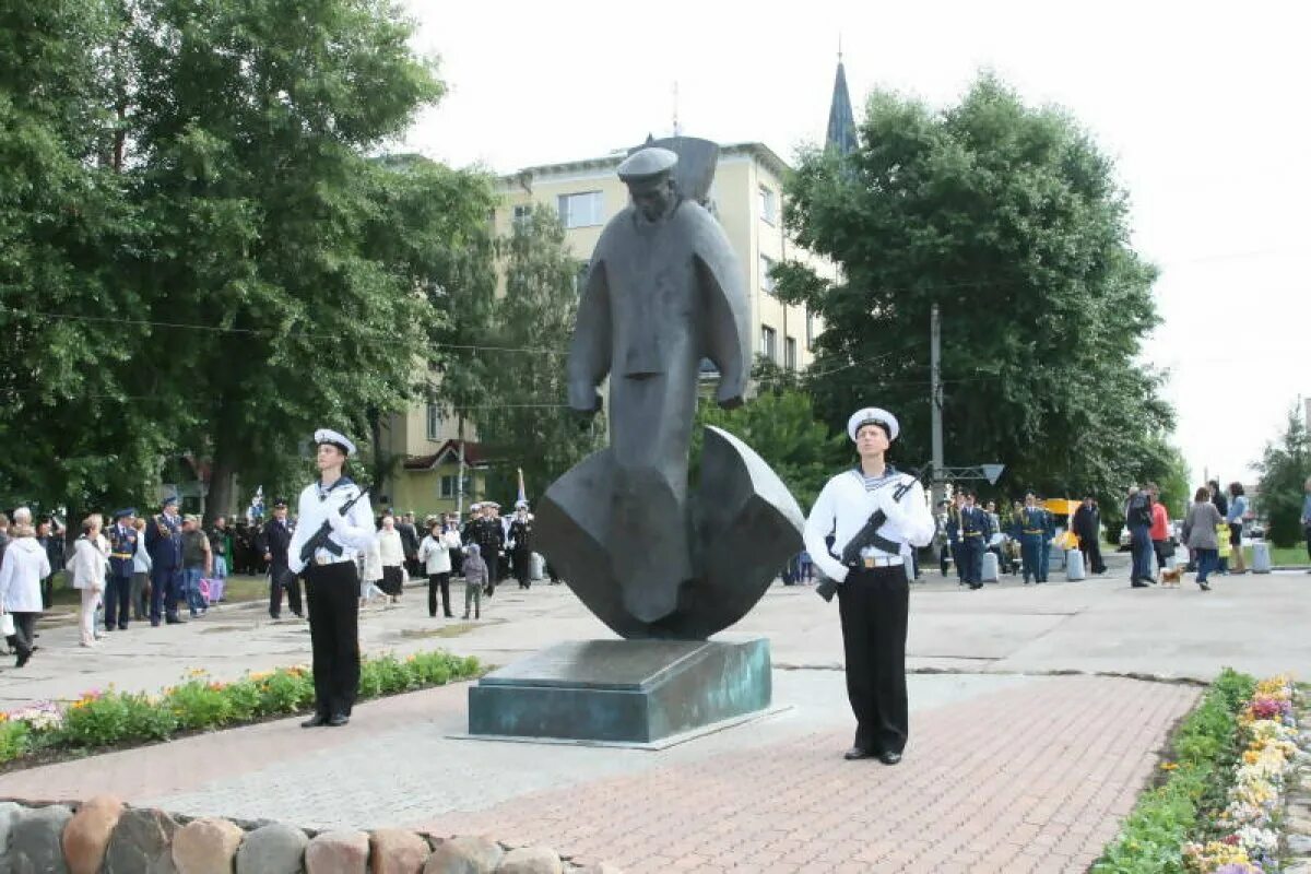 Юнг архангельск. Памятник юнгам Северного флота в Архангельске. Памятник Соловецким юнгам в Архангельске. Памятник Соловецким юнгам на Соловках. Памятник юнгам в Архангельске улица.