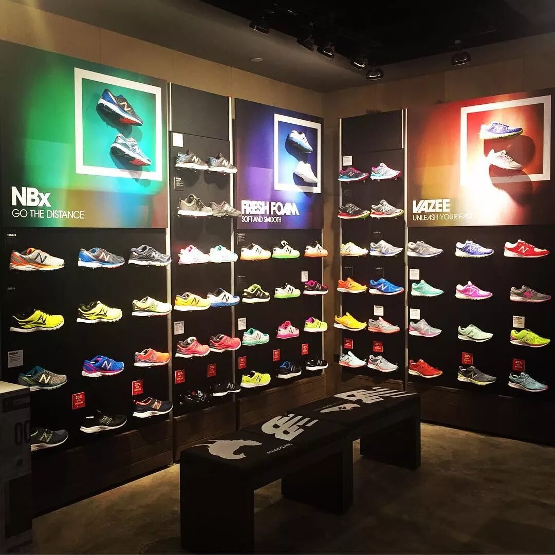 Нью бэланс витрина. Нью бэланс витрина магазина. Магазин New Balance 2023. New Balance Store.