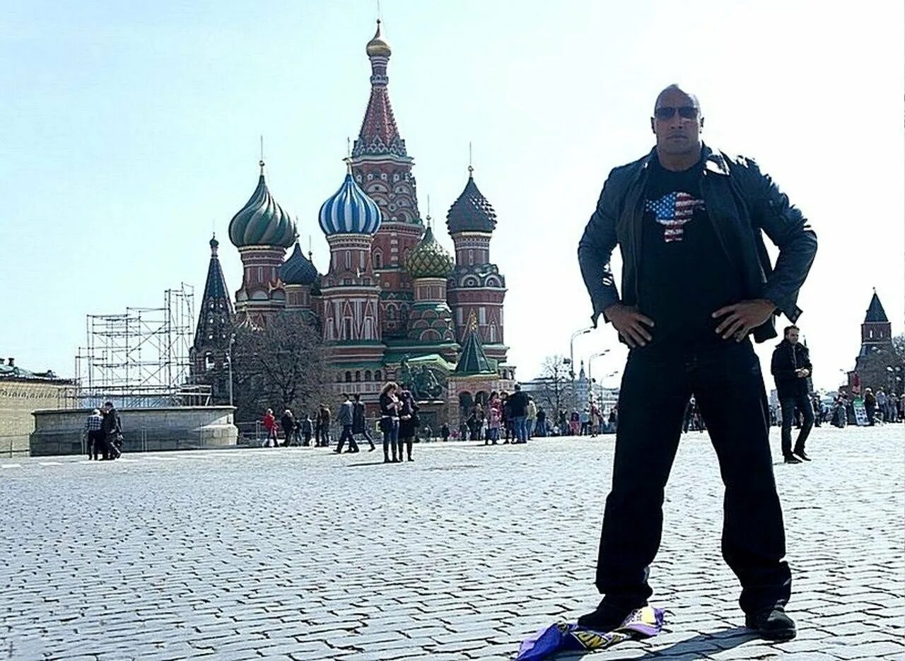 Москва фотки людей. Дуэйн Джонсон на красной площади. Скала Джонсон на красной площади. Хью Джекман в Москве на красной площади.