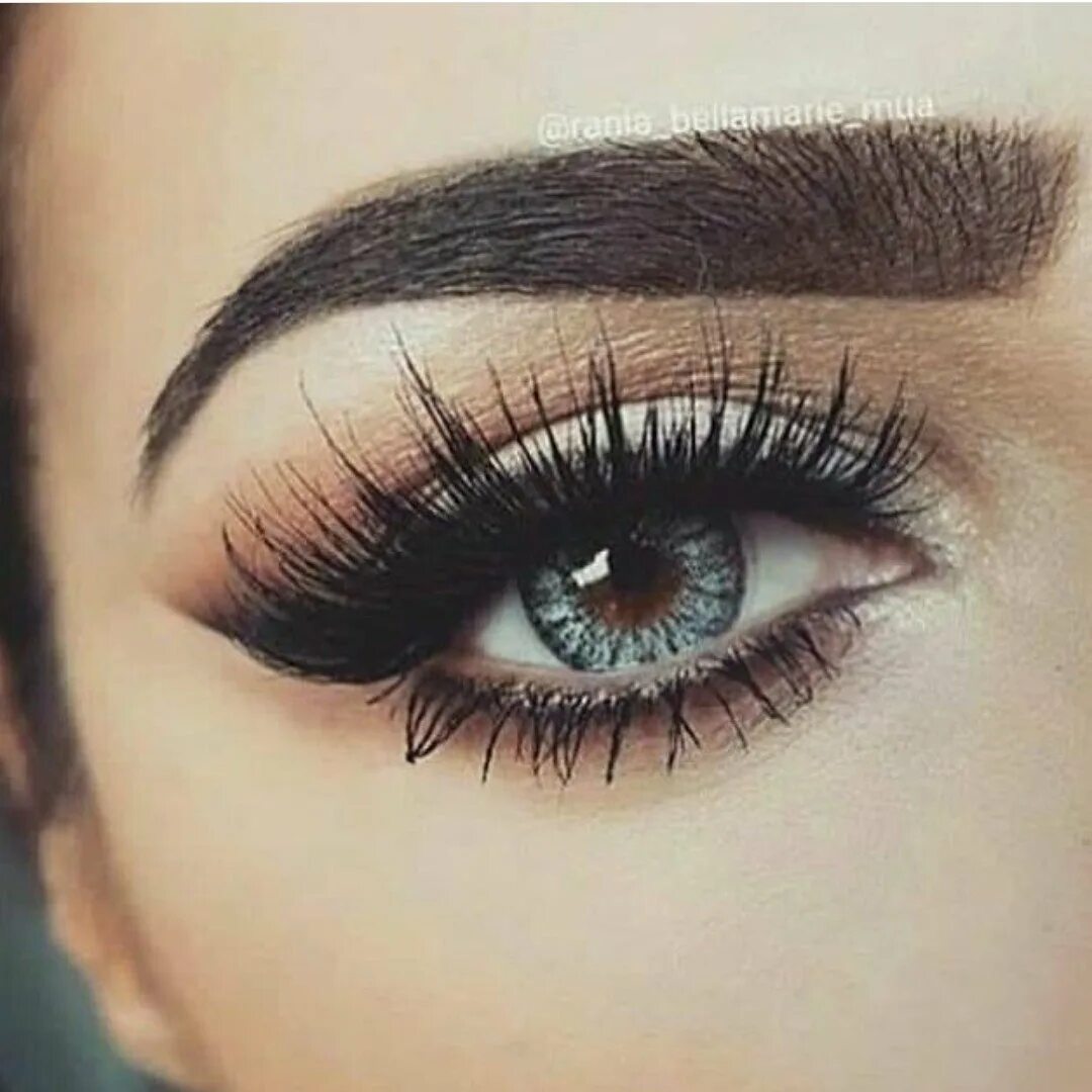 Наращивание ресниц стрелка. Нарощенные ресницы стрелки. Ресницы со стрелками. Стрелки макияж. Закрытый глаз.