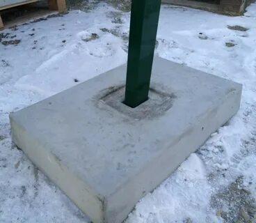 Бетонная опора дорожного знака