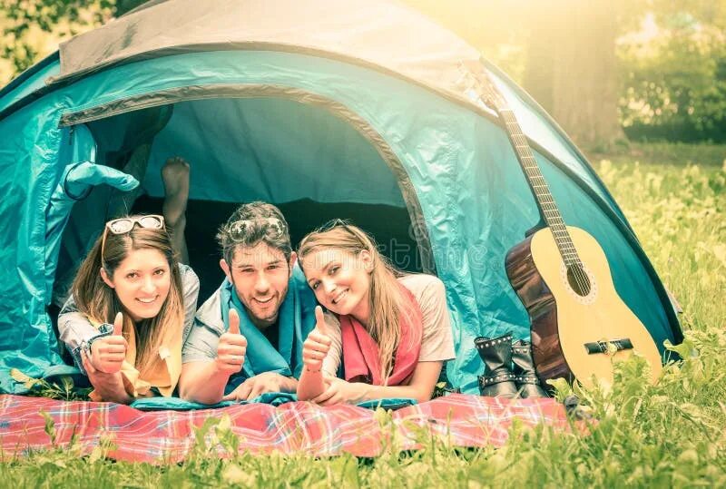 Camping together. Путешествие друзей. Веселый кемпинг. Кемпинг люди. Тематическая вечеринка с палатками.