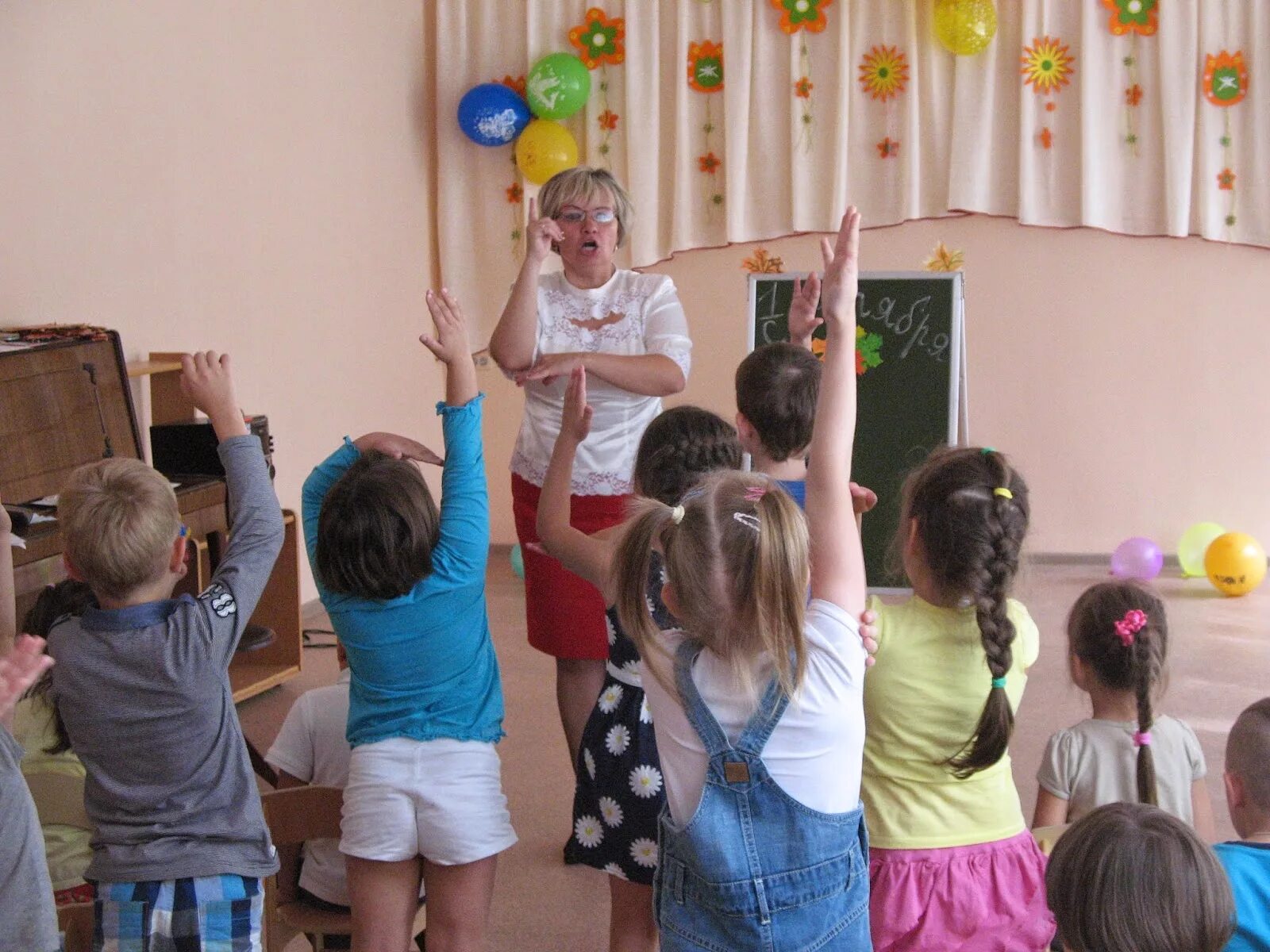 Вреднюка на празднике у ребят. Праздник у ребят. Сегодня праздник у ребят картинка. Выпускной садик полянка. Ликует пионерия сегодня в гости к нам пришел.