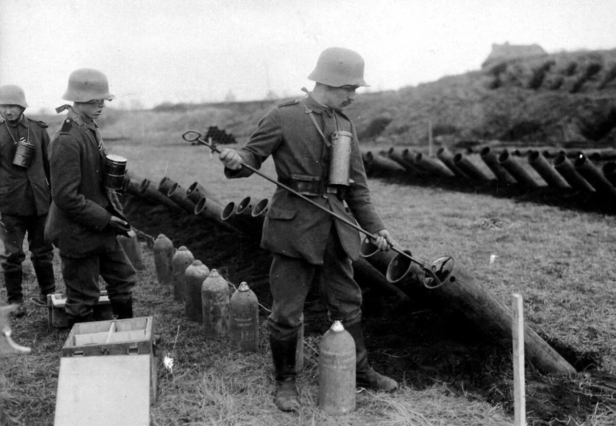 Подготовка к нападению. ПМВ химическое оружие Германия. Химическое оружие 1 мировой войны.