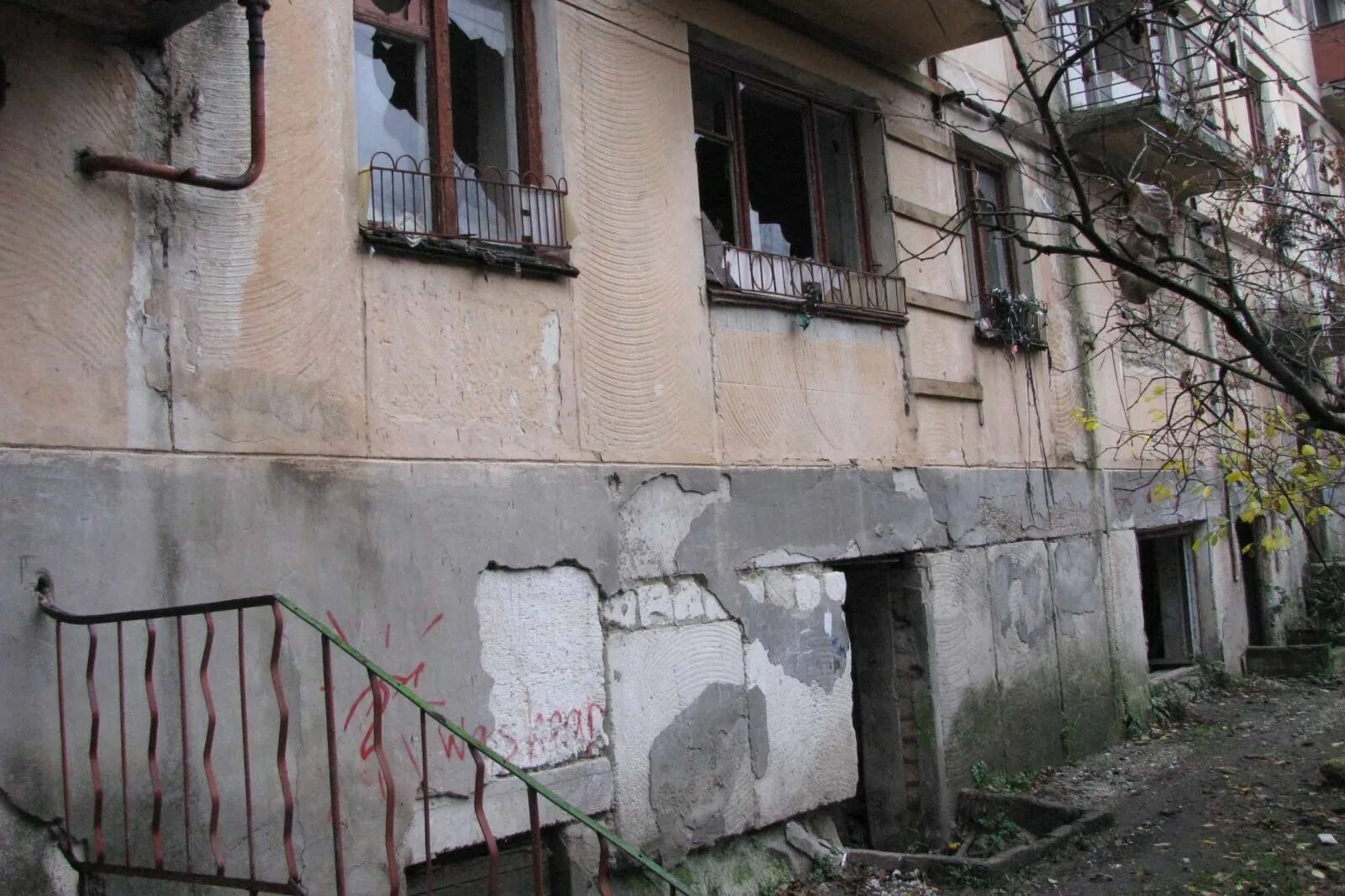 В старых зданиях домах. В старых зданиях домах
