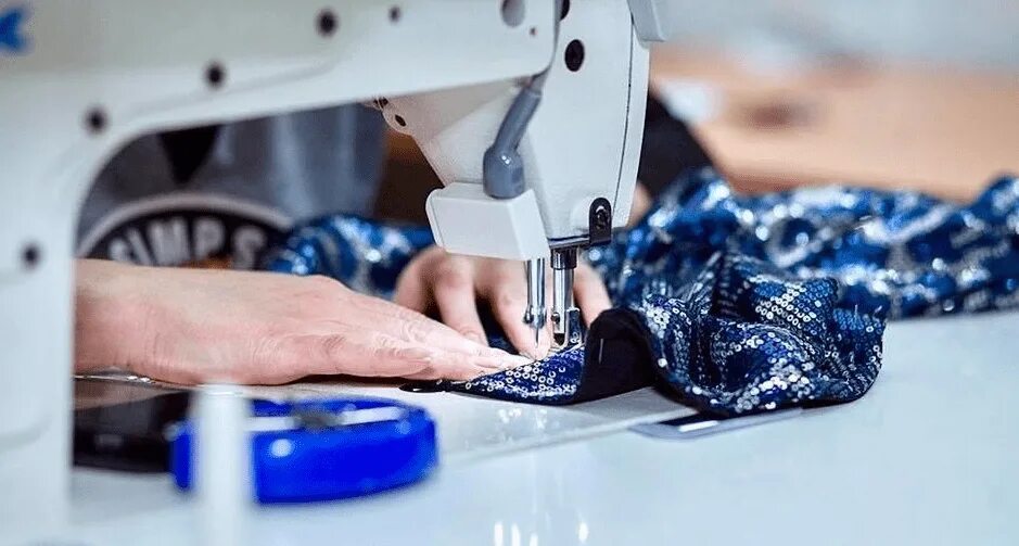 Швея портной. Работа швеей в уфе. Работа швеей в уфе. Швея. Спецодежда для швеи.