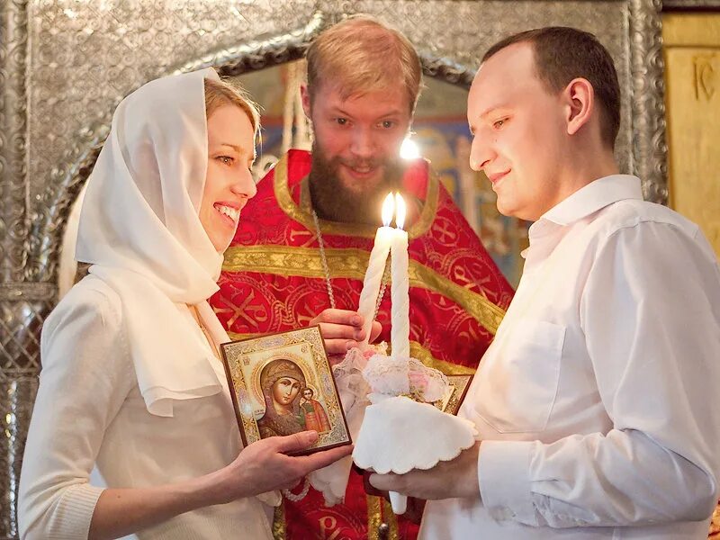 Свадьба перед пасхой можно. Венчание в православной церкви. Православная семья. Любовь и Церковь. Церемония венчания в церкви.