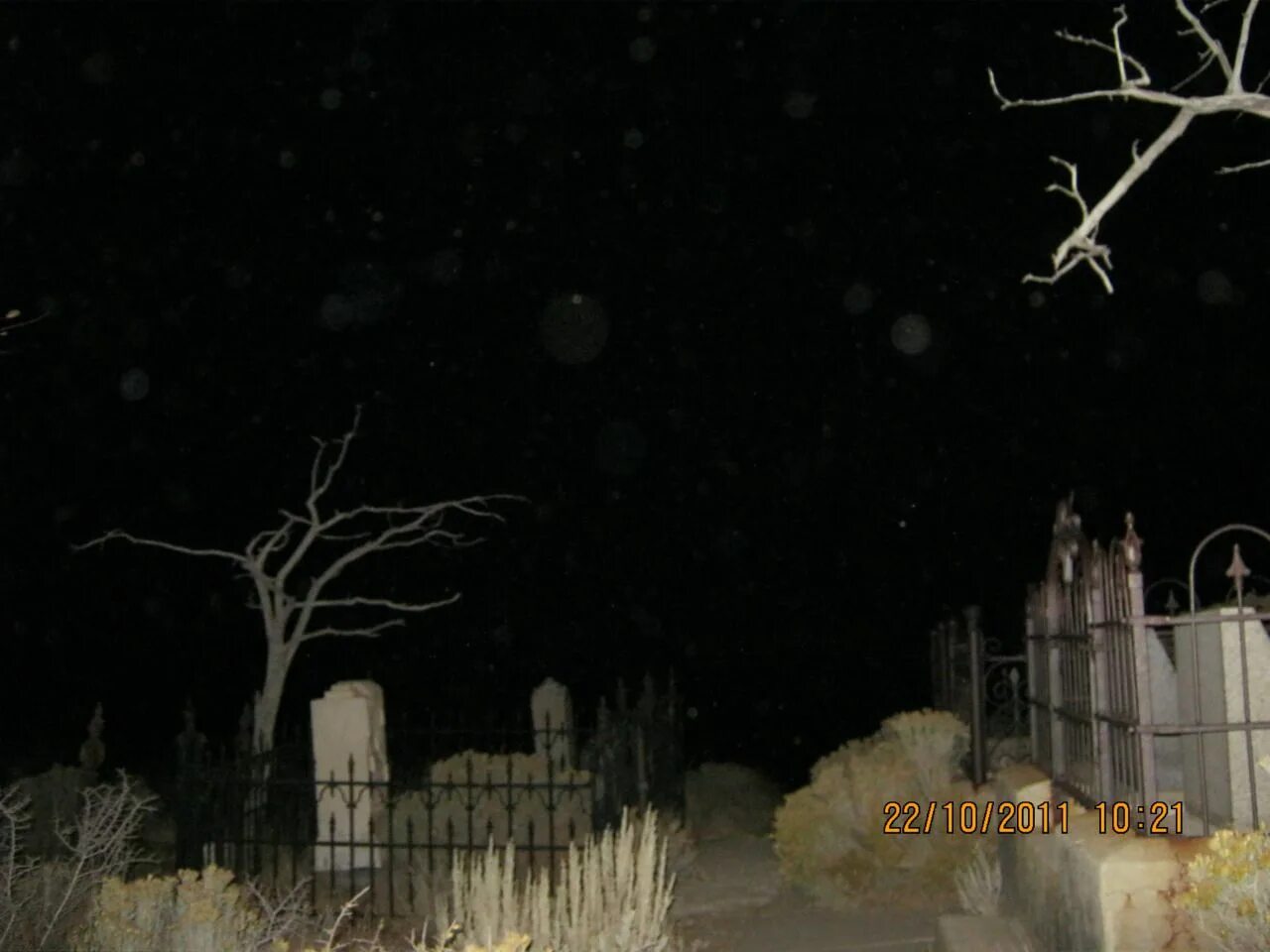 Ночью на кладбище есть. Кладбище зимой ночью. Кладбище ночью. Фосфор на кладбище ночью. Свечение на кладбище ночью.