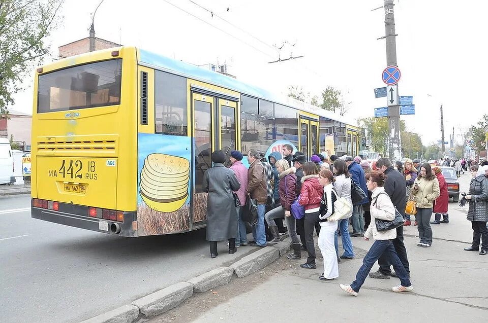 Ижевский автобус. Общественный транспорт Ижевск. Переполненный трамвай. Маршрутки Ижевск.