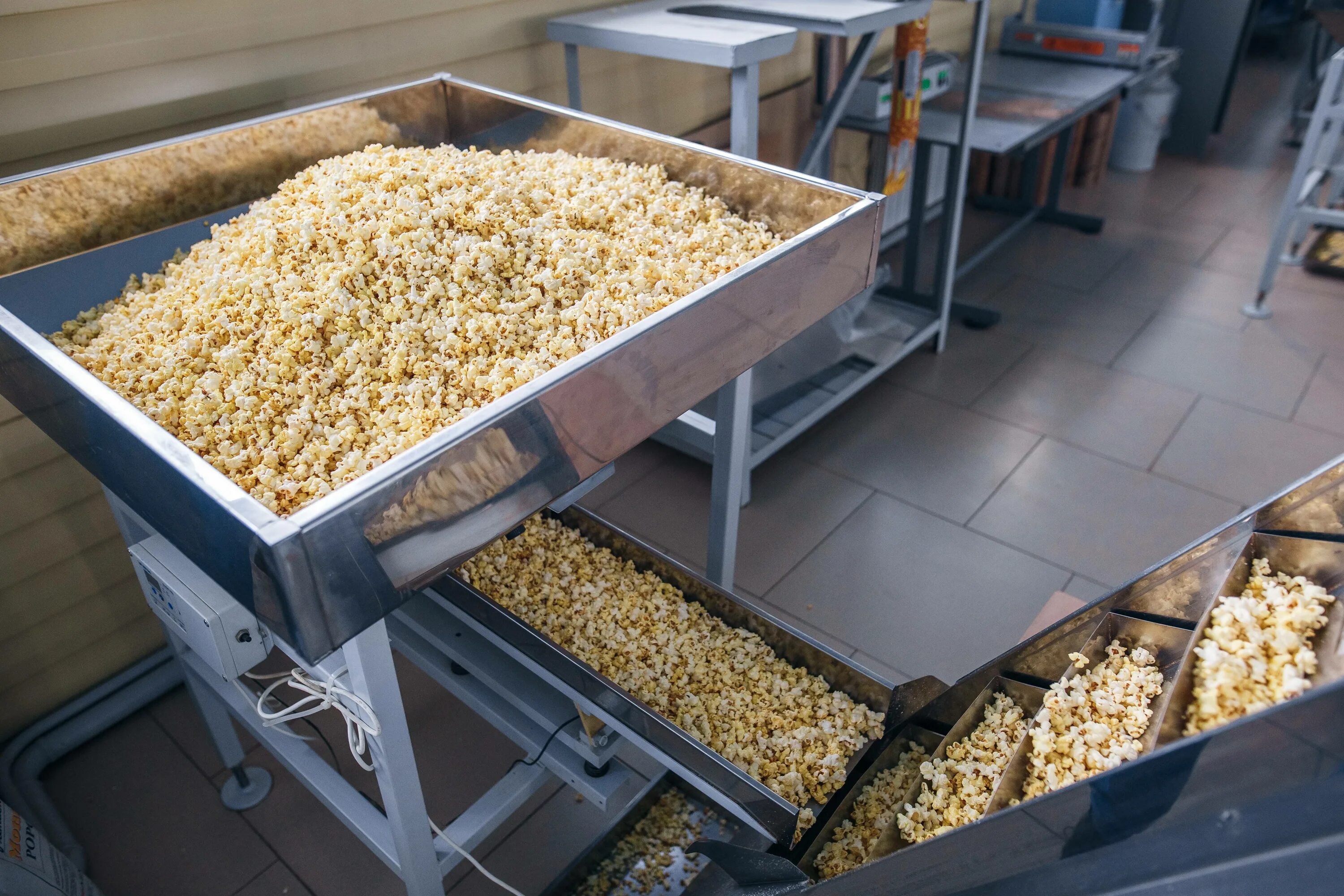 Производство кукурузных палочек. Производители кукурузных палочек. Как делают кукурузные палочки на заводе. Домашние кукурузные палочки. Как делают кукурузные палочки на заводе.