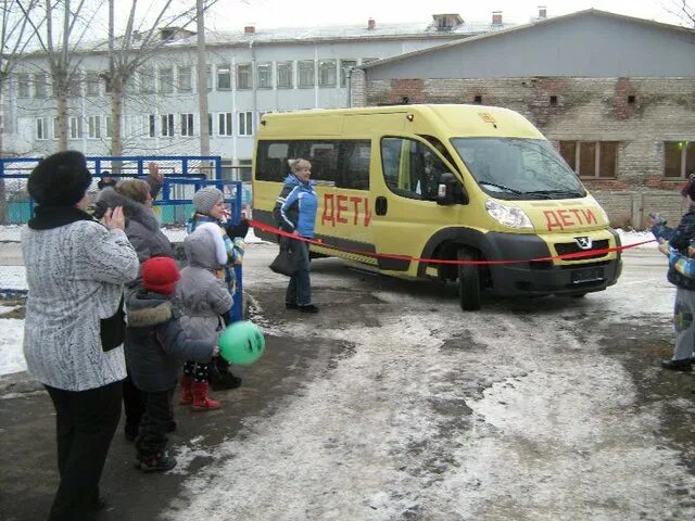 Автобус детдом. Автобус для детей детдома. Автобусы для детских домов. Детский дом Сосновоборск.