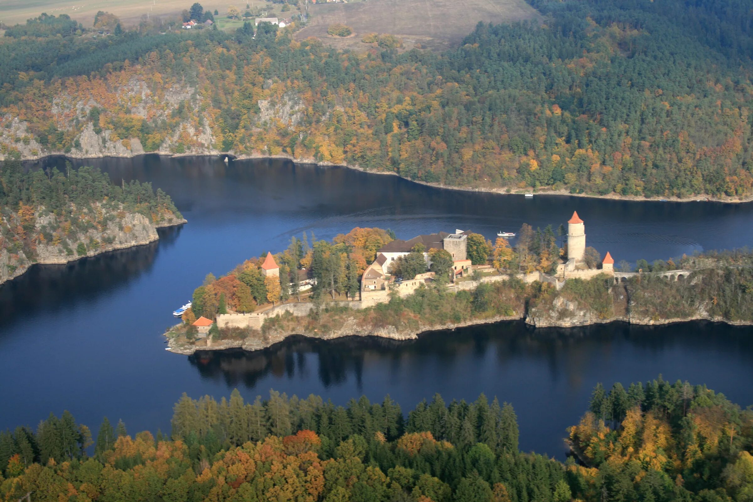 Замок Звиков Чехия. Замок на Белгородском водохранилище. Замок Звиков Чехия фото. Чехия море.