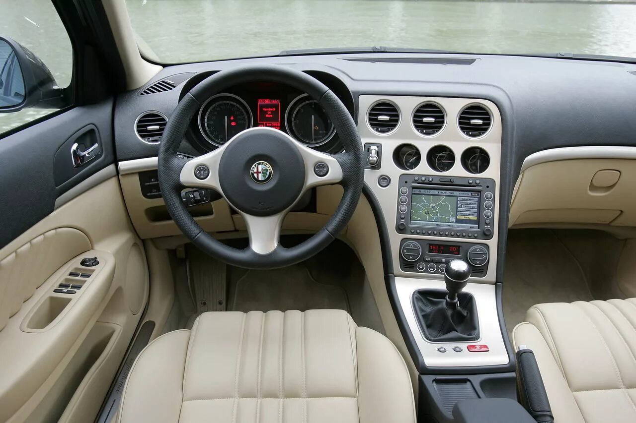 Салон альфа ромео. Альфа Ромео 159 салон. Alfa Romeo 159 Interior. Alfa Romeo 159 Sportwagon салон. Alfa Romeo 159 2.4 JTDM салон.