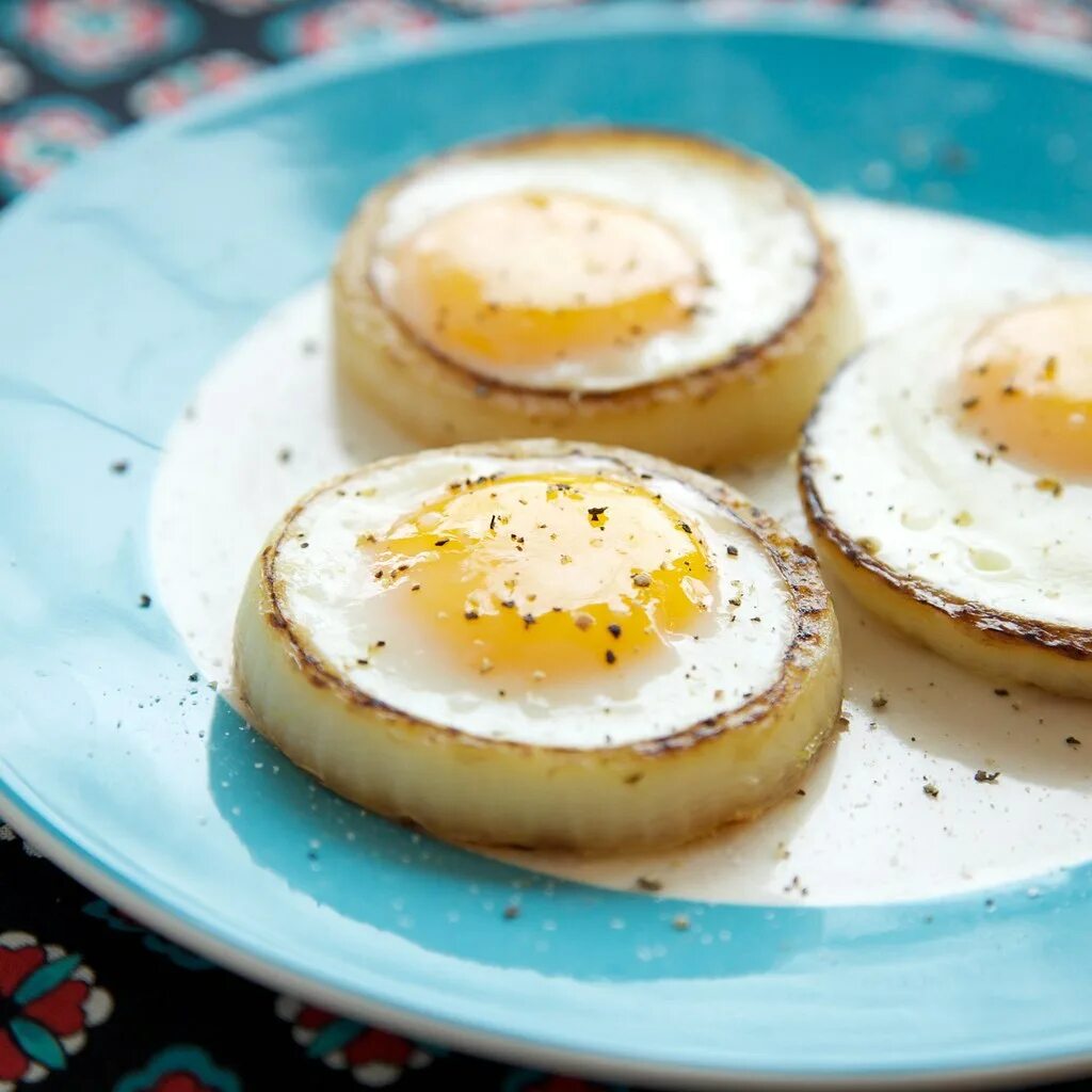 Cooked egg. Оригинальный завтрак из яиц. Красивые блюда из яиц. Необычные блюда из яиц. Яичница в луковых кольцах.