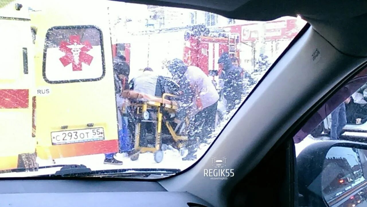 в омске таксист спас двух