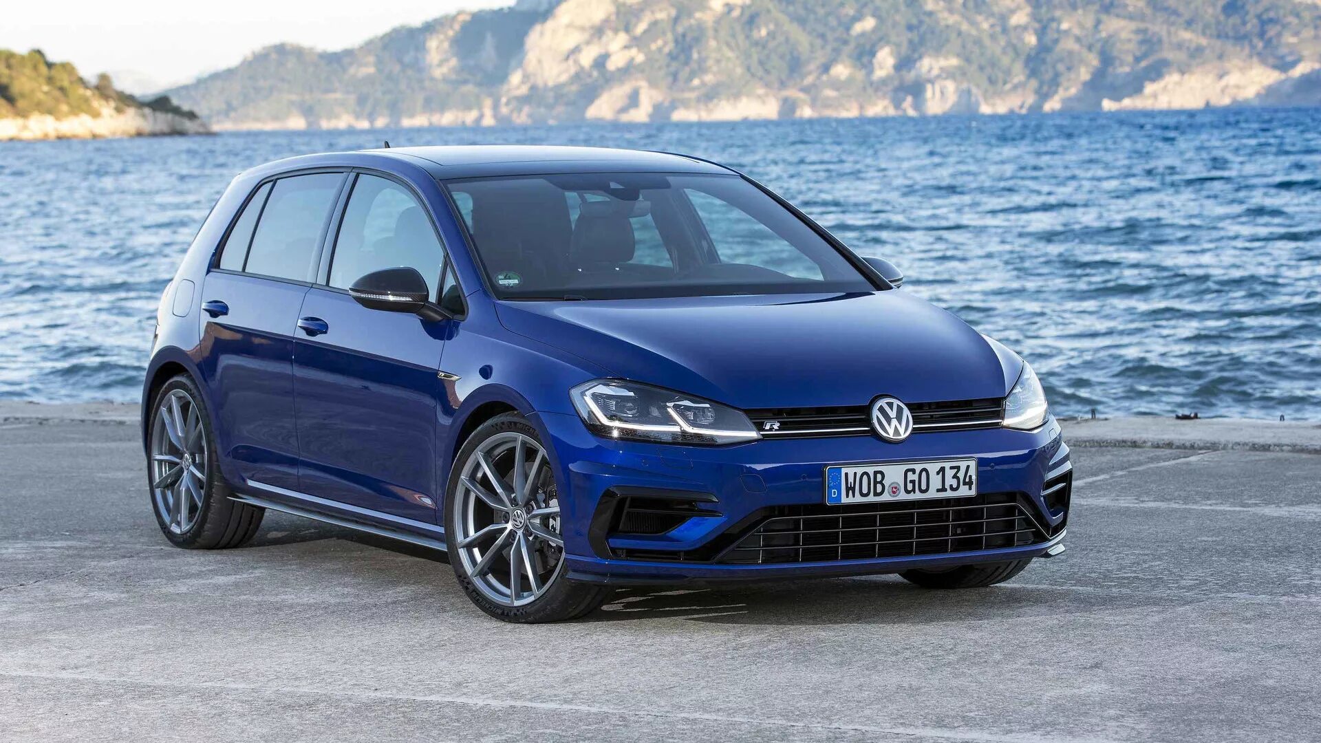 Какой гольф купить. Volkswagen Golf GTI 2023. VW Golf r 2018. Golf r mk7. VW Golf r 2023.