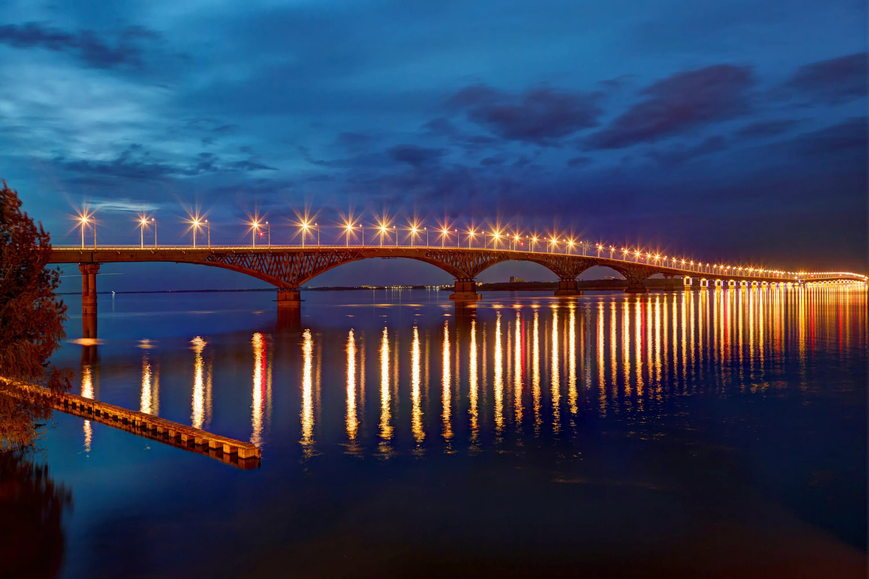 Энгельс мост через волгу. Мост Саратов Энгельс. Волга мост Саратов Энгельс. Саратов мост через Волгу ночью. Река Волга Саратовский мост.