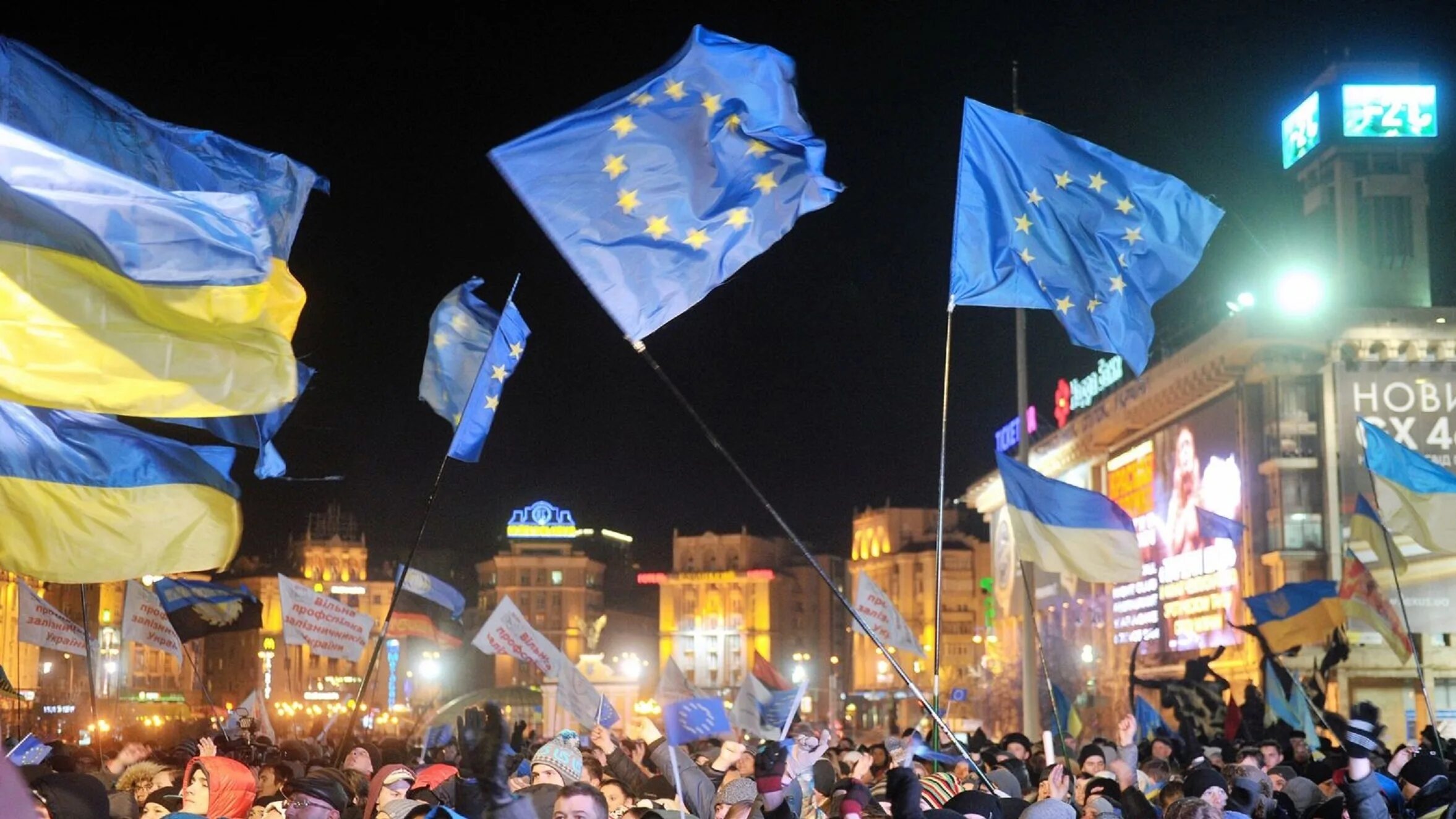 Хочу в евросоюз. Украина майдан 2014 флаг ес. киев майдан флаг. майдан флаги евросоюза. флаг евросоюза майдауны.
