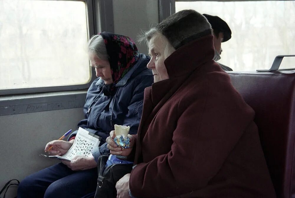 Льготные проездные для пенсионеров. Пенсионеры в автобусе. Пенсионеры в электричке. Бабки в электричке. Бабушка в транспорте.