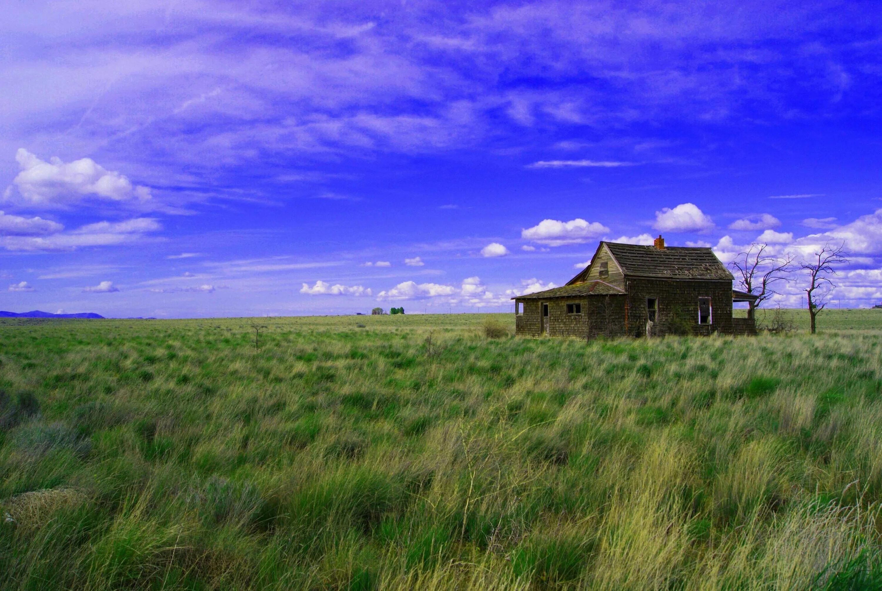 In the middle of nowhere. Дом в поле. Дом на природе. Старинный каменный дом в поле. Дом посреди поля.