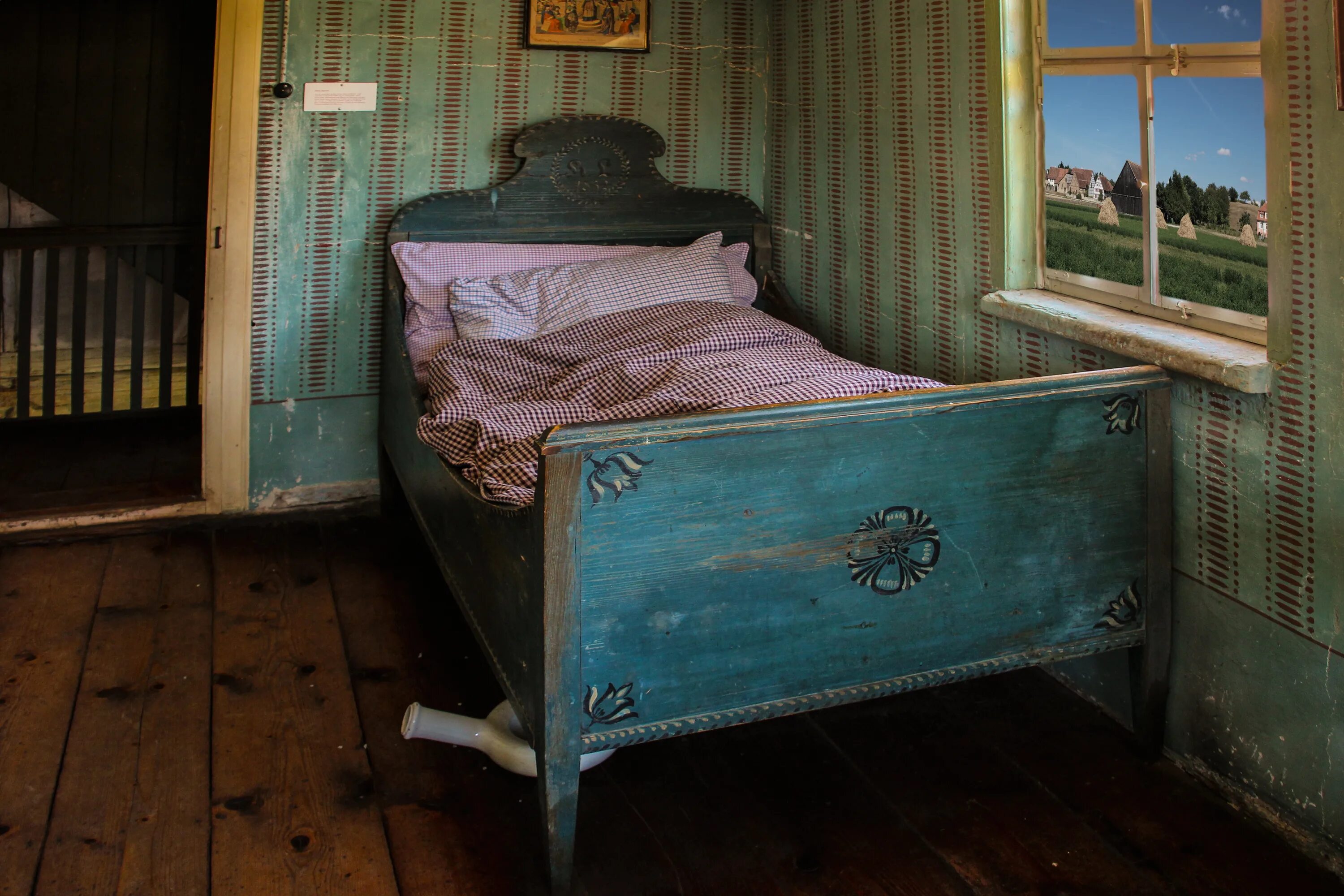 Old bedroom. Старая кровать. Старинная кровать. Кровать в деревенском доме. Кровать в старинном стиле.