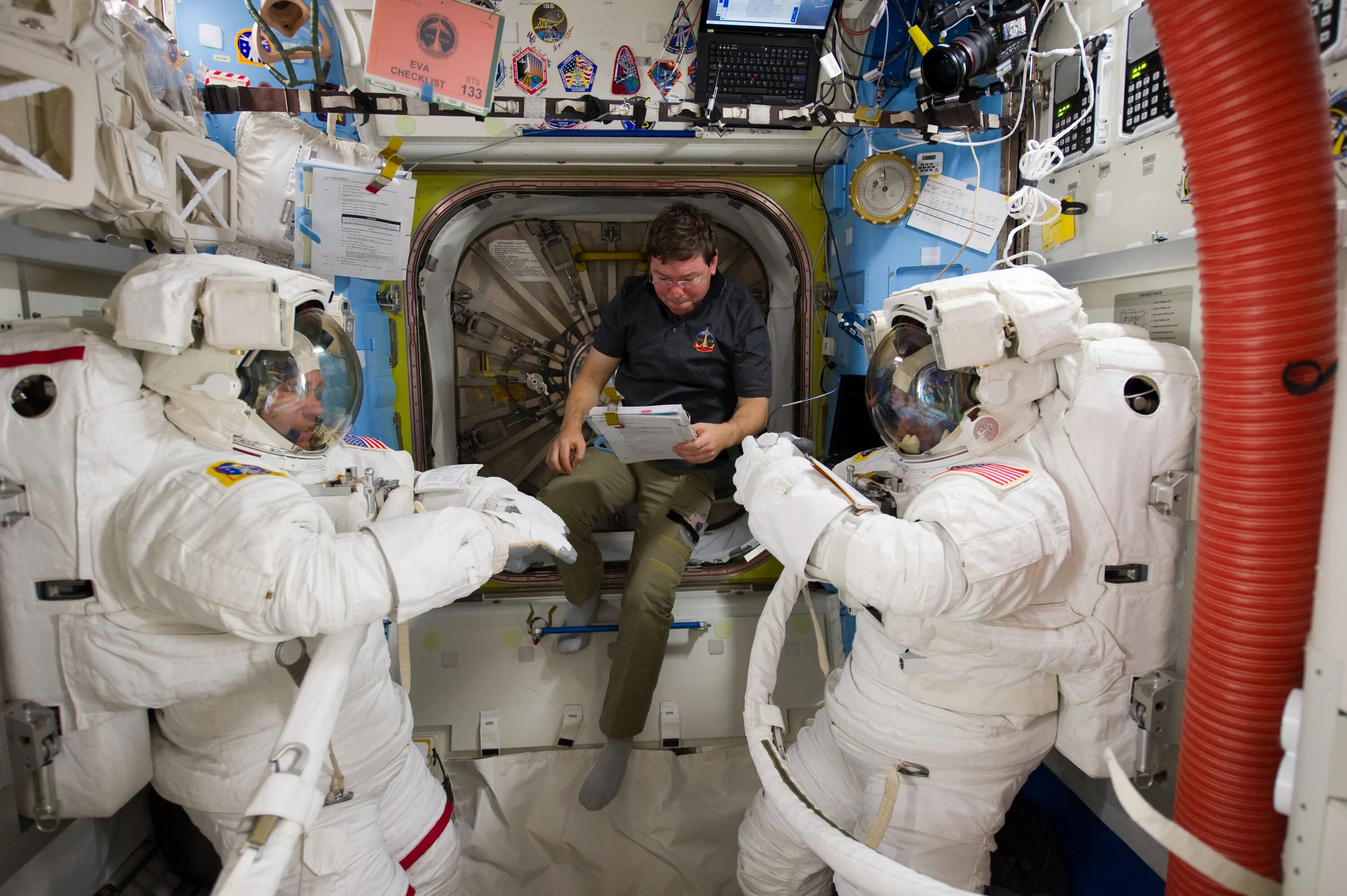 Космонавт перемещается в космическом корабле. Спейс шаттл экипаж sts 106. космонавт в кабине космического корабля. космонавты внутри корабля. космонавты в шатле.