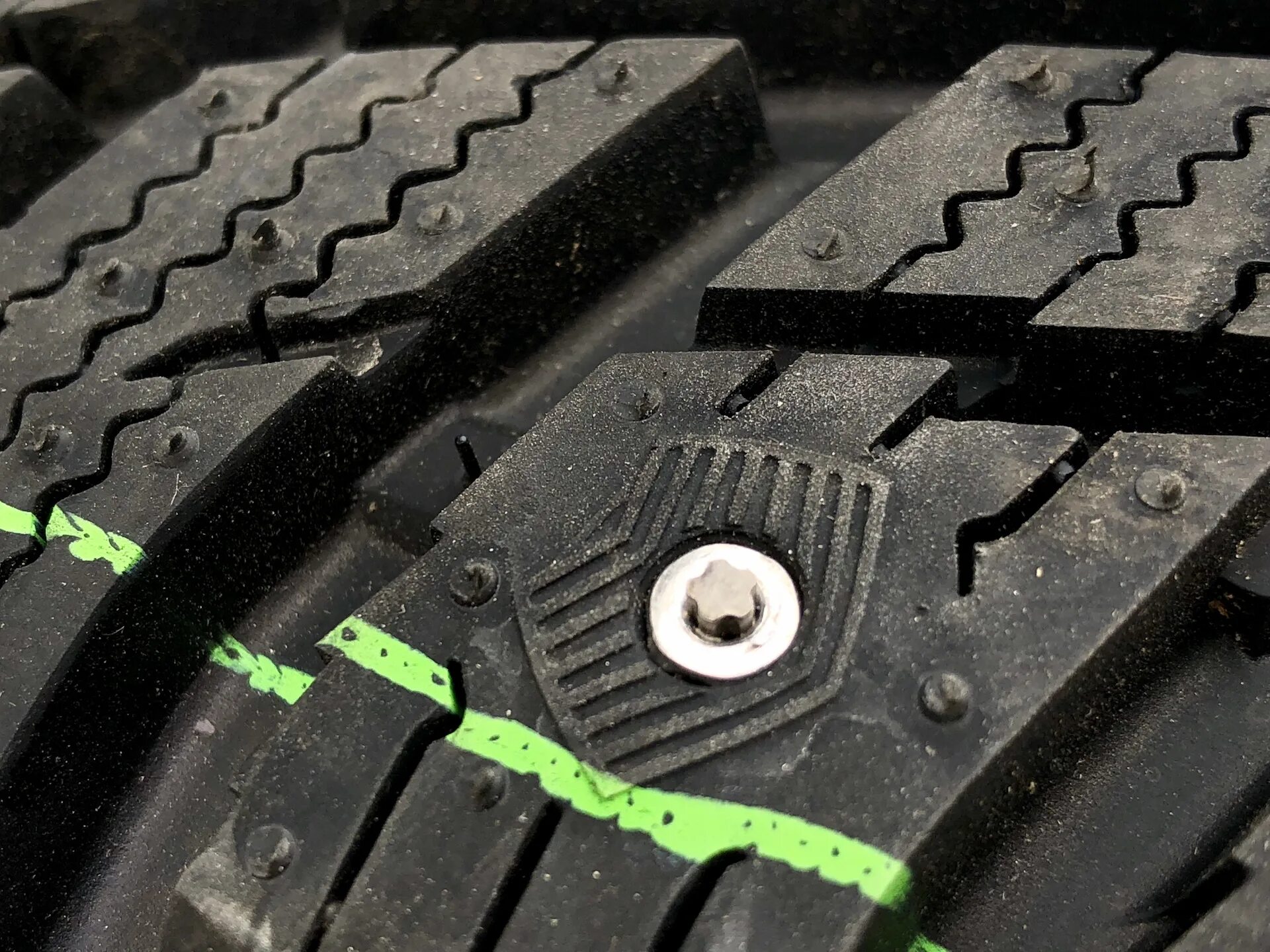 Лысая зимняя резина. Виды шипов для зимней резины. Зимние шины со стертыми шипами. Езда на шипованной резине летом. Езда на зимних шинах летом.