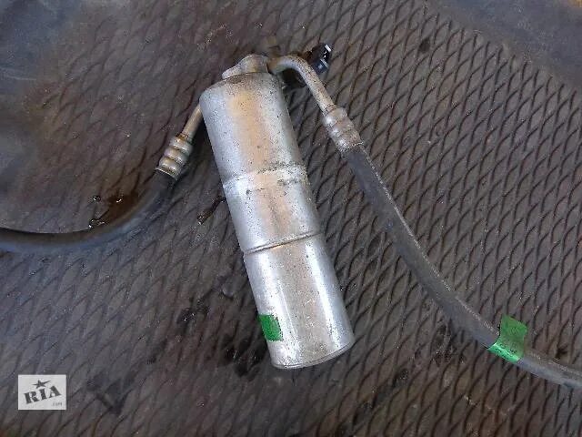 Заправочные штуцера мерседес w203. Газ фреон хладагент r134a refrigerant. Мерседес 211 фреон. W124 мерседес кондиционер. Заправочный штуцер кондиционера мерседес.