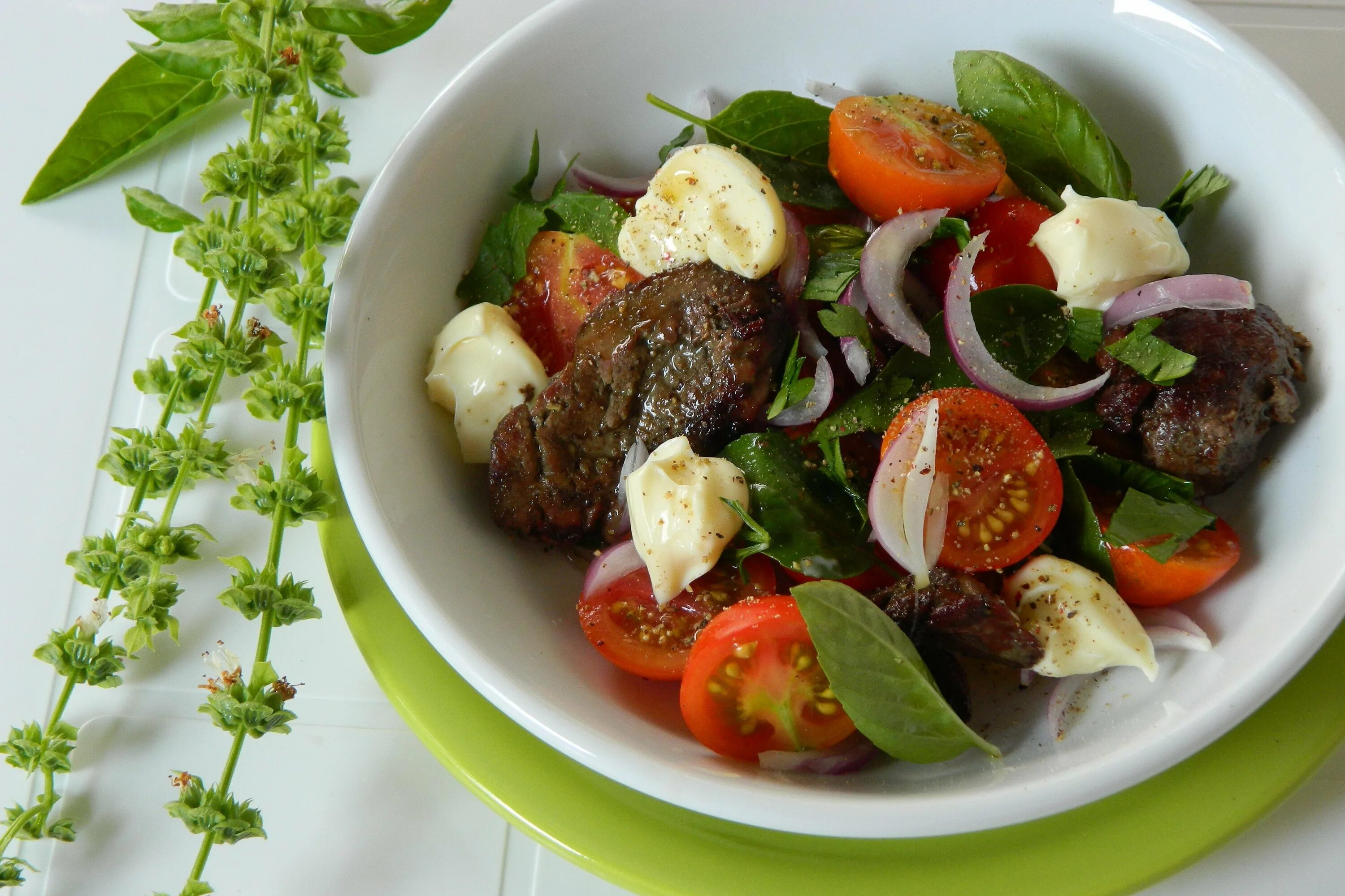 Теплый салат с куриной печенью от Юлии Высоцкой. Салат с куриной печенью и рукколой. Теплый салат с куриной печенью и яйцом пашот. Теплый салат с печенью и яйцом пашот.