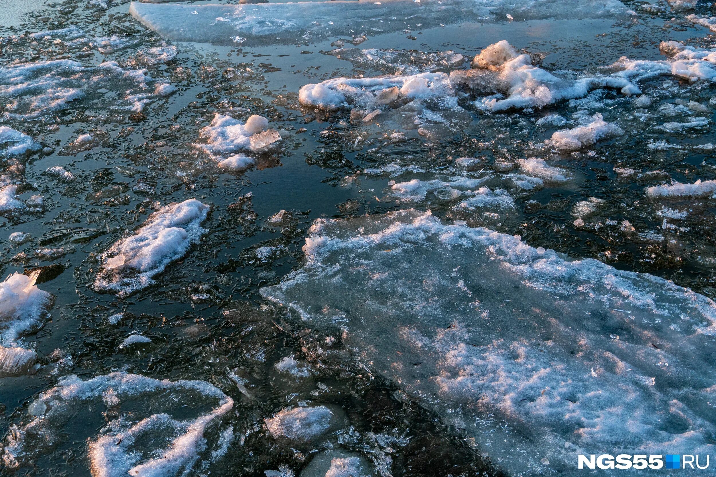 Где пошел лед. Ледоход на Иртыше. Иртыше реки лёд. Ледоход на Иртыше в Омске.