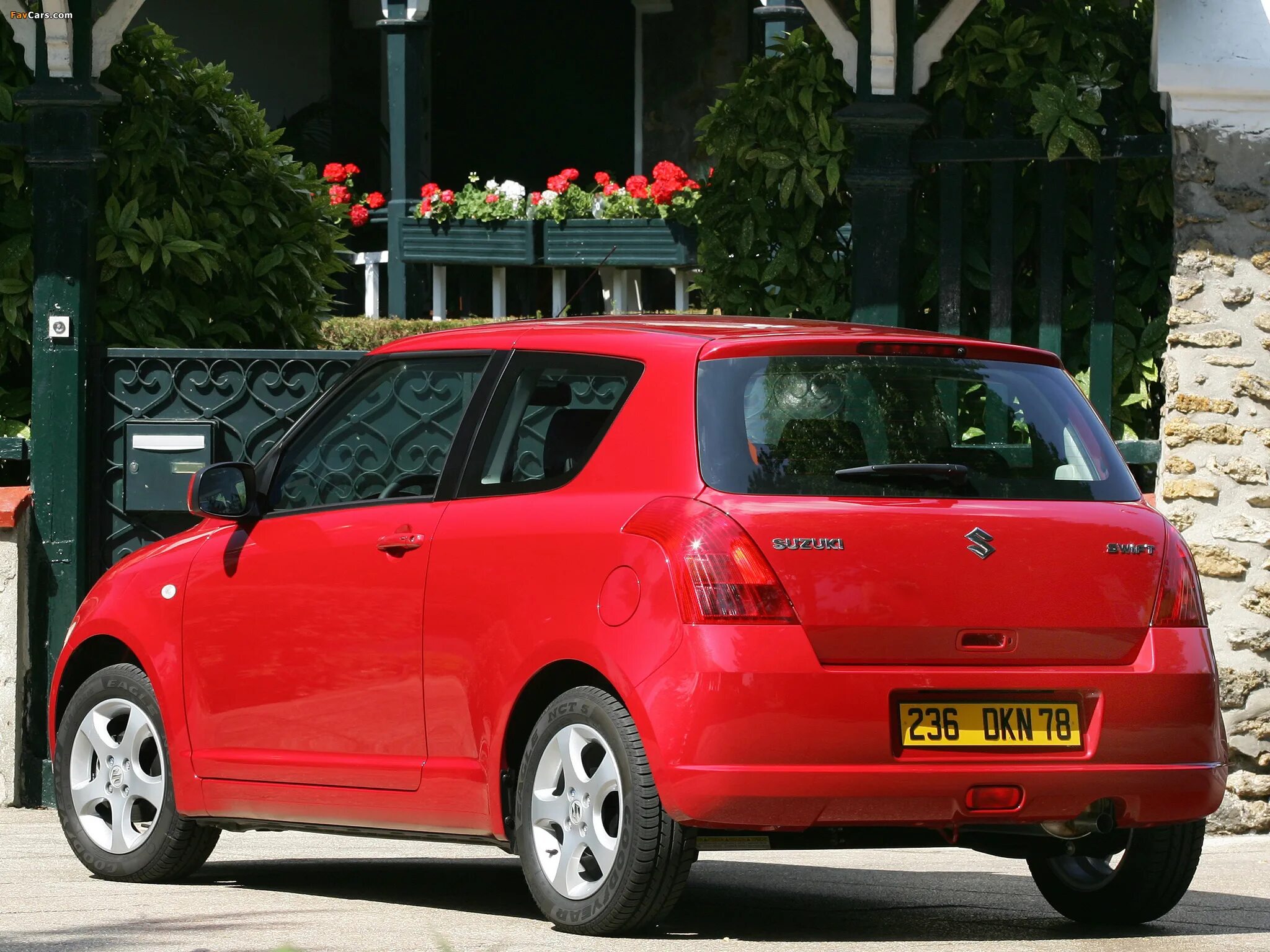 Сузуки свифт поколения. Suzuki Swift 3 Door. Сузуки Свифт 4 поколение. Suzuki:Swift IV:2004-2010. Suzuki Swift 2004.