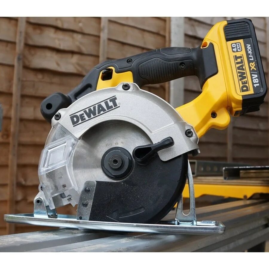 Пила dewalt dcs. Пила деволт. dewalt dcs373m2. деволт 373. девольт циркулярная пила.