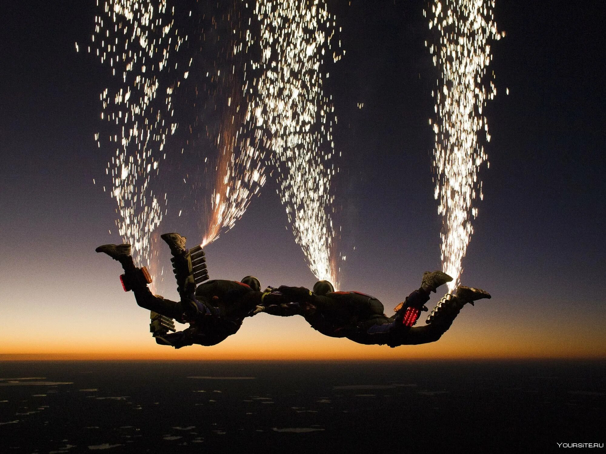 Романтика в воздухе. Парашютисты в воздухе. Красивый прыжок с парашютом. Парашютный спорт. Трюки в воздухе.
