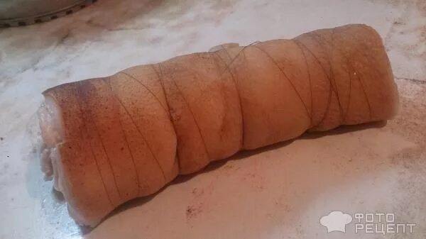 рулет из свиной брюшины со шкуркой вареный в луковой шелухе. рулет из сала в луковой шелухе. рулет из сала в луковой шелухе. свиной рулет в луковой шелухе. свиной рулет в луковой шелухе.