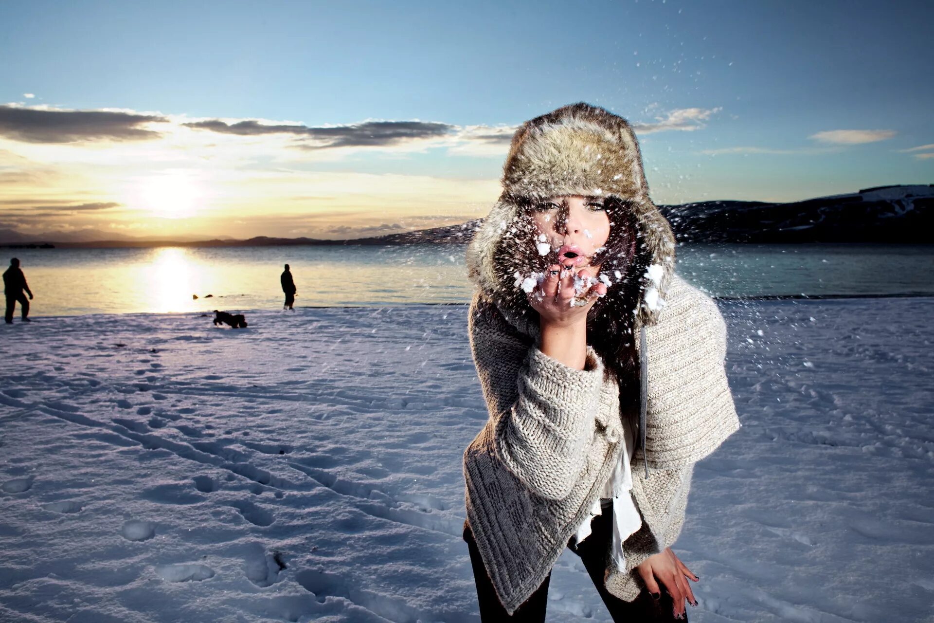 Одиночество зимой. Море зима люди. Море зима люди. Териберка трон. Парень на море зимой.