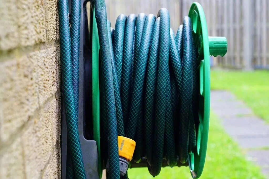 Green Garden шланг. Шланг Garden Hose GH-06. Хранение шланга для полива. Шланг для полива на даче. Лучший садовый шланг