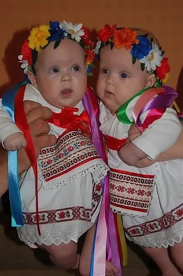 Есть родственники на украине. Украинский ребенок в лентах.