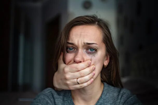 Женщина плачет после