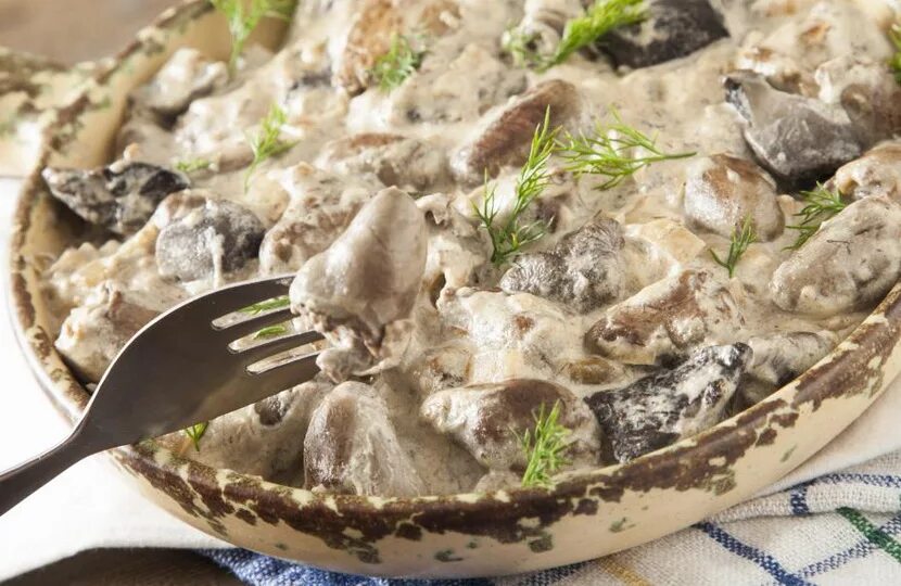 Сердечки куриные тушеные с луком на сковороде. Куриные сердечки в сметане. куриные сердечки в сметанном соусе. куриные сердечки тушеные в сметане. куриные сердечки с грибами в сметане.