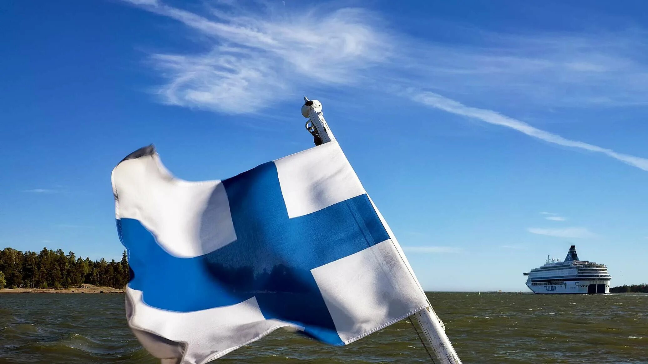 Флаг Финляндии 2022. Финляндия Хельсинки флаг. Финляндия столица флаг. Финляндия достопримечательности с флагом.